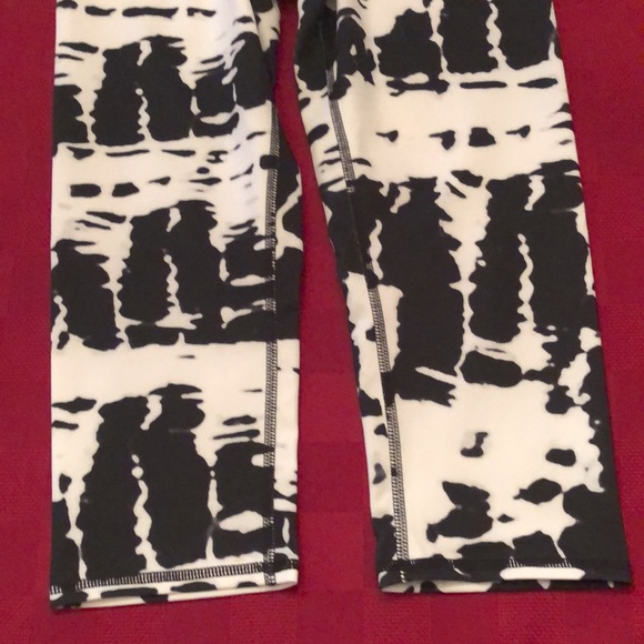 Alo Cropped Airbrush Legging in Black White Print Size Small - Picture 7 of 17